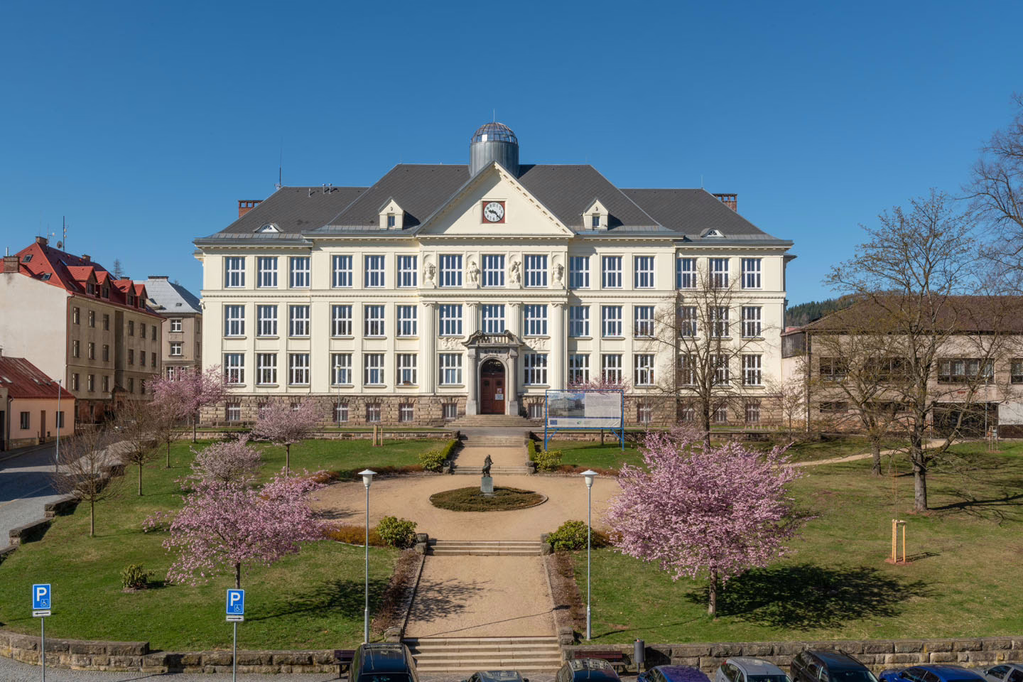 Základní škola Lomnice nad Popelkou budova ze předu (Foto: Matěj Bárta)
